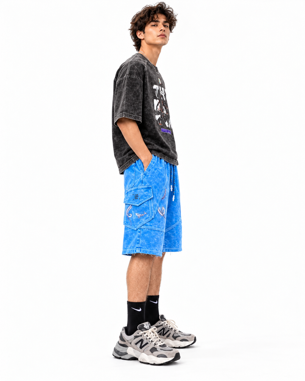Bermuda Prosess Blue THEMENCIA vista de costado en modelo masculino