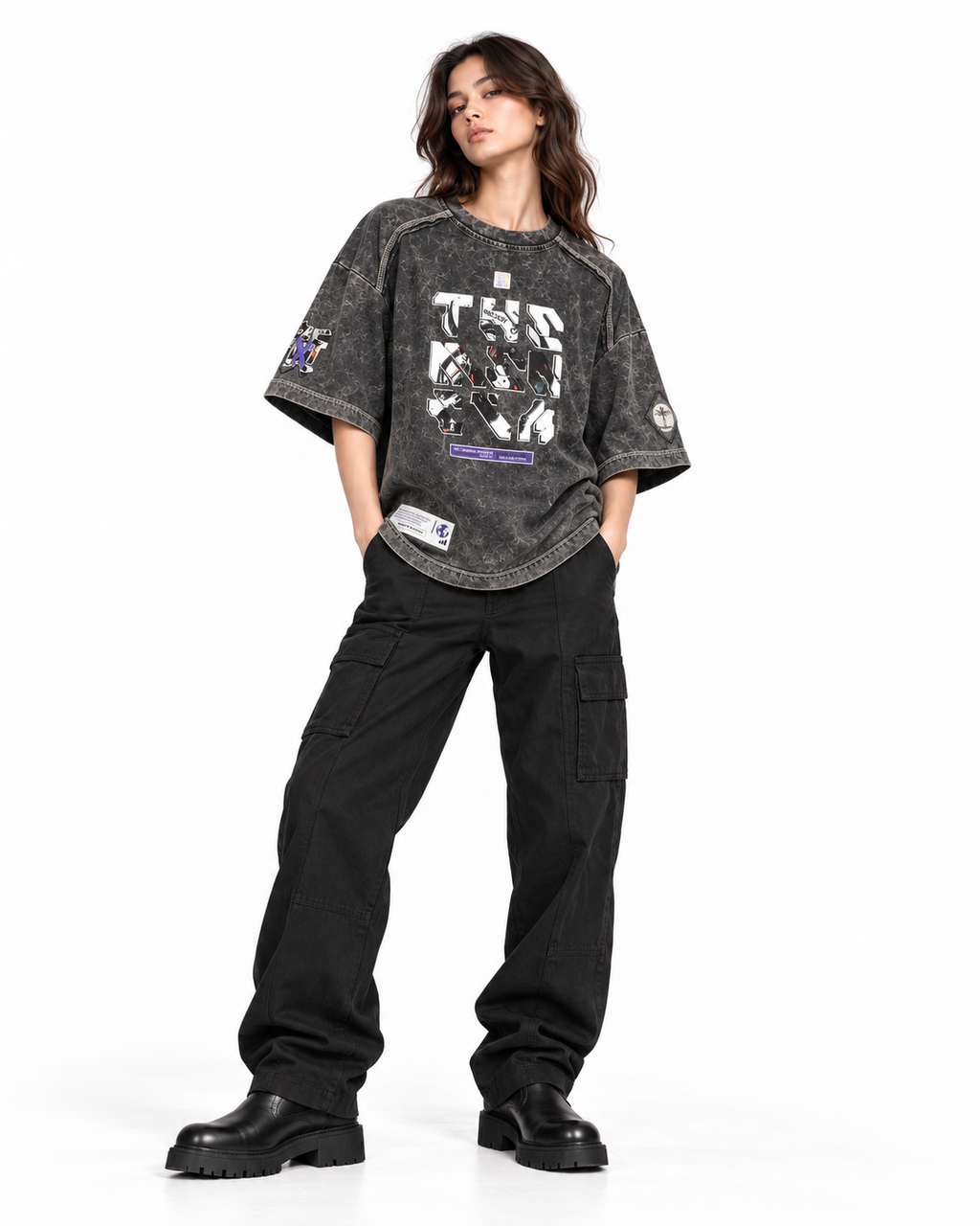Playera Process Negra THEMENCIA en modelo femenino, fondo blanco