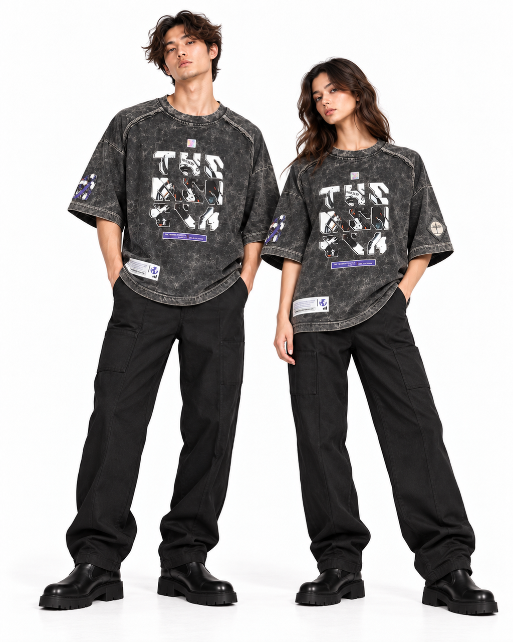 Playera Process Negra THEMENCIA en modelos masculino y femenino, fondo blanco