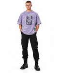 Playera Prosess Lila THEMENCIA en modelo masculino, fondo blanco